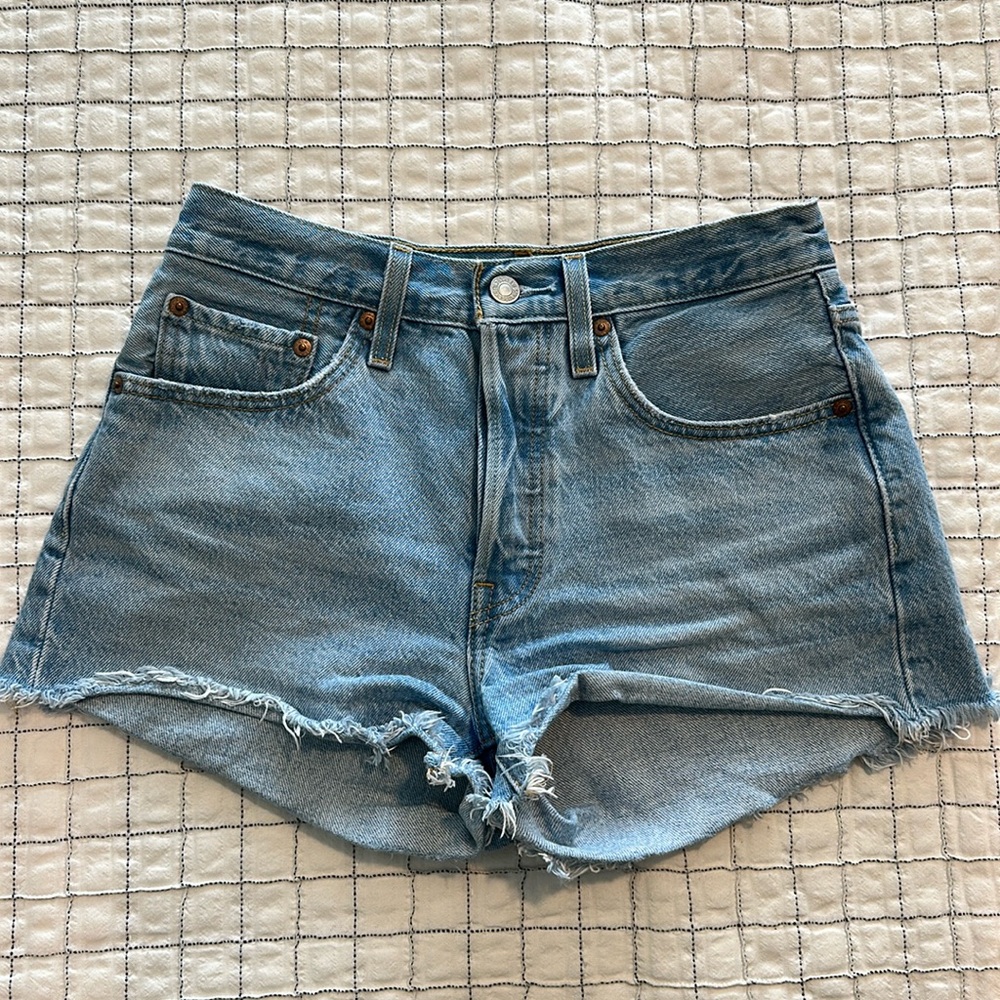 LEVIS 501 DENIM SHORTS (26)